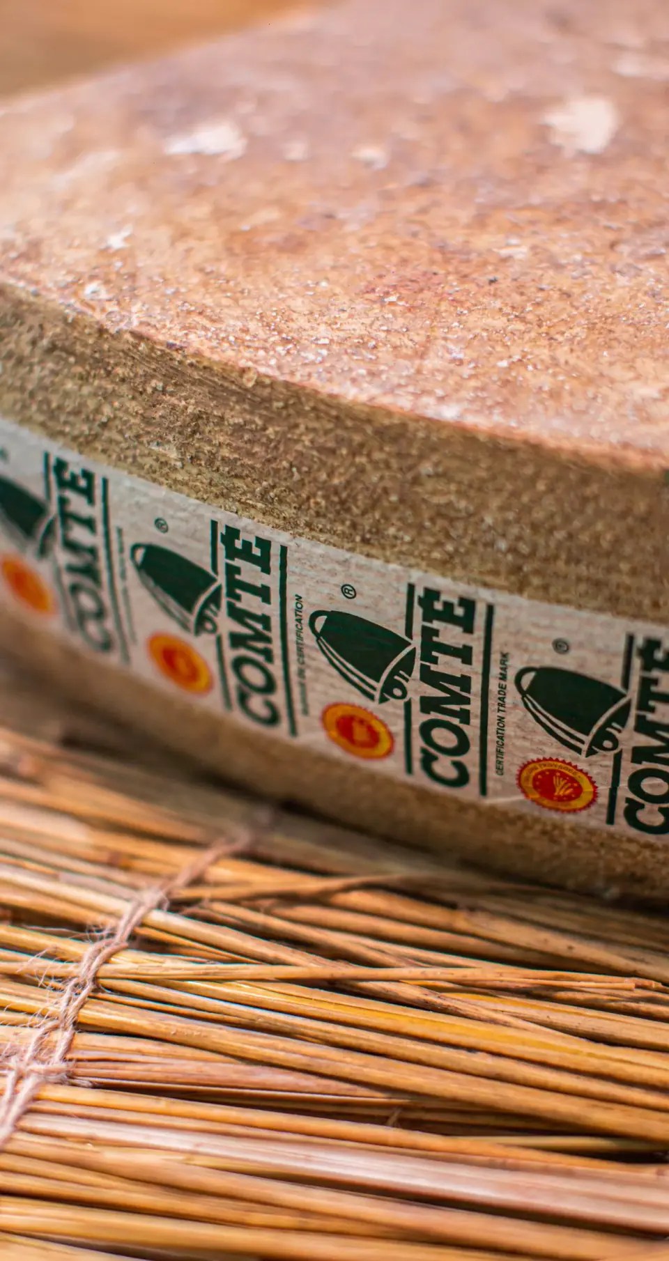 Meule de Comté, croûte marquée du nom de l'appellation