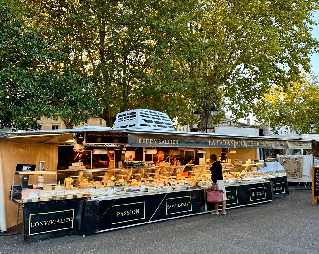 Le stand de La Farandole de Fromages sous les arbres, un matin de marché